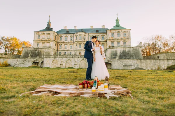 Hochzeitspicknick in der Nähe des Burgporträts des Brautpaares — Stockfoto