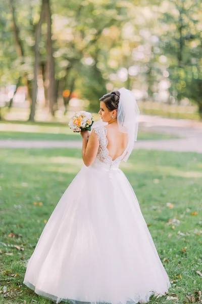 Parkın arka planında güzel esmer gelin