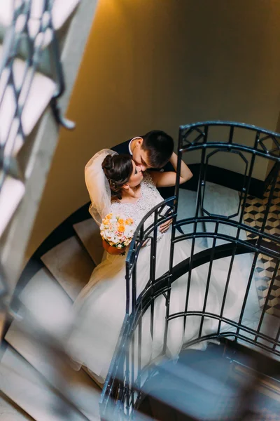 Junges Ehepaar umarmt sich auf der Treppe — Stockfoto