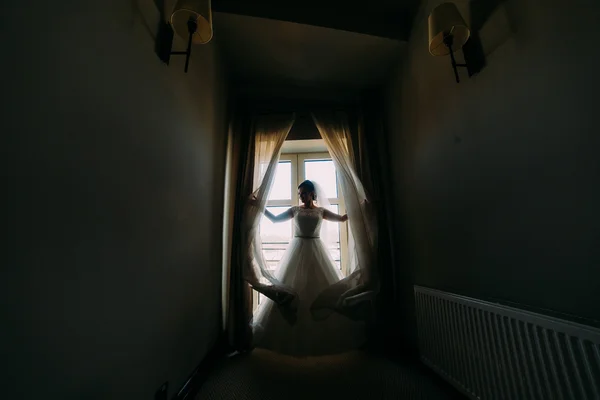 Silhouette de mariée sur le fond d'une fenêtre avec rideaux — Photo