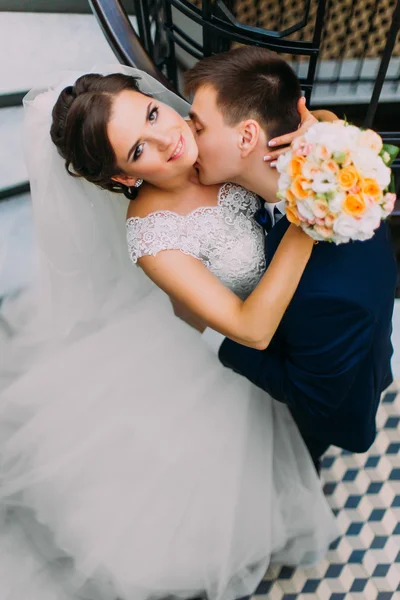 Όμορφος, αισθησιακό γαμπρός φιλιά όμορφη νύφη στο λαιμό — Φωτογραφία Αρχείου