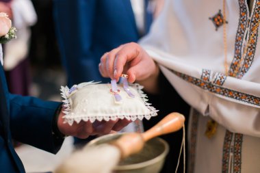 Beyaz yastıktan yüzük alan rahip