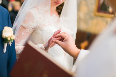 Rahip düğün töreni sırasında gelin parmağı yüzük koyarak