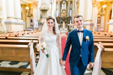 Düğün kilise içinde mutlu şık yeni evliler holding yürüyüş yakın çekim fotoğraf eller