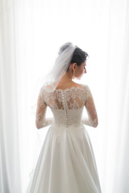 Gelin Genç kadınlar çok parlak odada geri duran gelinlik ile