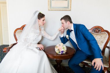 Damat güzel bir iç gelinler el öper