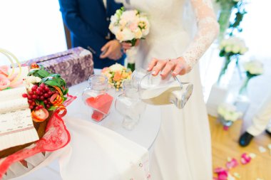 Gelin ve damat kum ritüel töreni gerçekleştirmek