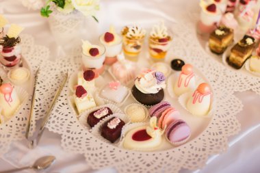 Pastel ile dekorasyon düğün cupcakes, meringues, kekler ve macarons renkli.