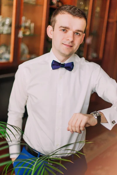 Beau jeune homme en smoking et chemise blanche regardant la caméra. Vêtements à la mode . — Photo