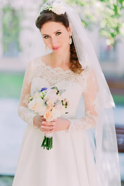 Jovem alegre com lábios cor de rosa e buquê ao ar livre. Retrato de beleza maquiagem perfeita . — Fotografia de Stock