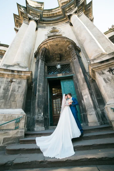 Barok sütun kilise yakınında poz romantik zarif yeni evli çift — Stok fotoğraf