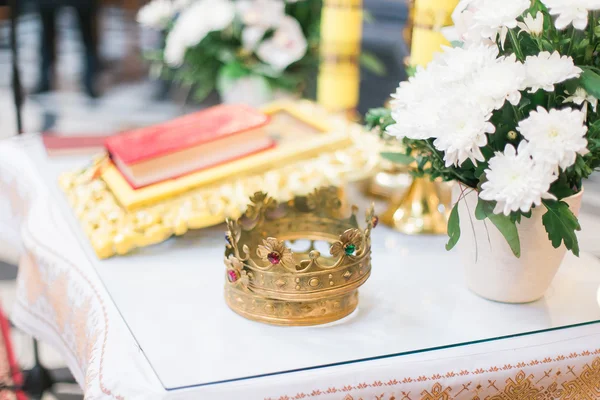 Coroa cerimonial de casamento ortodoxa e a Bíblia, pronta para uma cerimônia de coroação — Fotografia de Stock