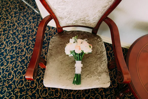 빈티지 베이지 색 의자에 아름다운 웨딩 꽃다발거짓말. 꽃다발은 분홍색과 흰색 장미로 구성되어 있습니다. — 스톡 사진