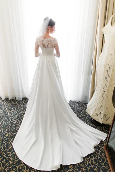 Linda noiva elegante luxo feliz em vestido branco e véu perto da janela no fundo do quarto vintage — Fotografia de Stock