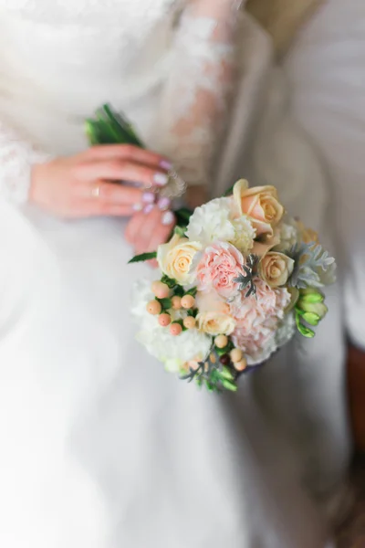 Buquê de casamento rosa e branco de rosas nas mãos — Fotografia de Stock