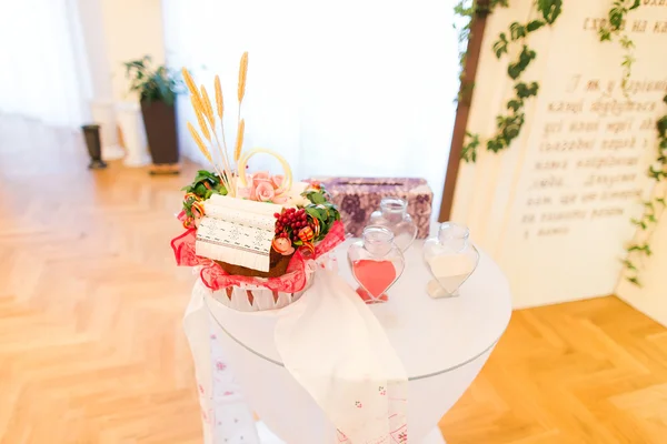 Pan de boda tradicional en Europa del Este y otros símbolos del matrimonio —  Fotos de Stock