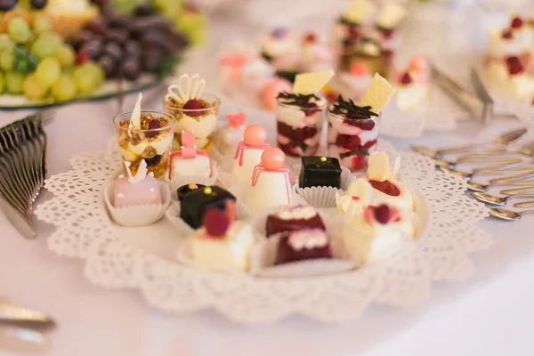 Decoración de la boda con cupcakes de colores pastel, merengues, magdalenas y macarrones . —  Fotos de Stock