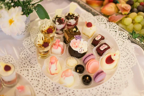 Decoración de la boda con cupcakes de colores pastel, merengues, magdalenas y macarrones . —  Fotos de Stock