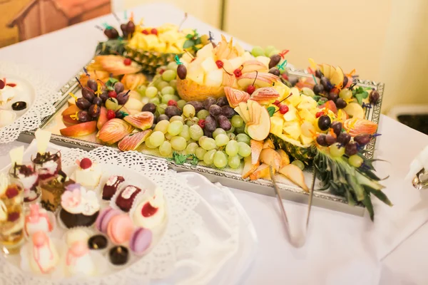 Belle décoration de table de mariage avec des fruits exotiques frais divers . — Photo