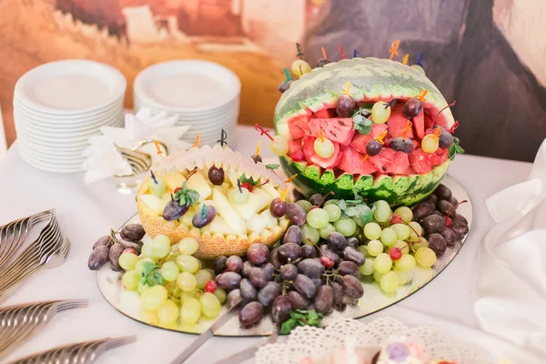Schöne Hochzeitstisch-Dekoration mit frischen verschiedenen exotischen Früchten. — Stockfoto