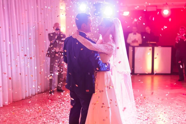 Bräute Hochzeitsfeier im eleganten Restaurant mit wunderbarem Rotlicht und Atmosphäre. schöne Eheleute tanzen — Stockfoto