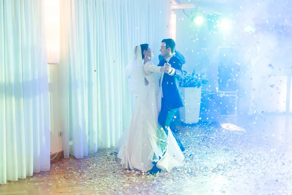 Festa de casamento de noivas no elegante restaurante com luz azul maravilhosa e atmosfera. Belo casal dançando — Fotografia de Stock