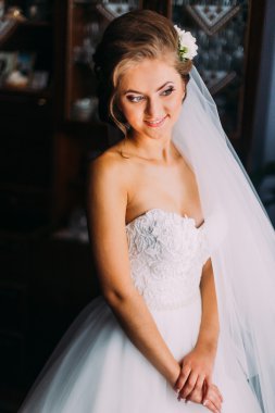 Pencere poz zarif beyaz elbiseli güzel sarışın gelin