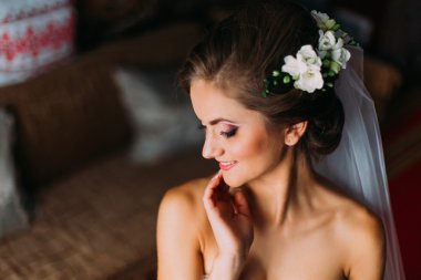 Genç sarışın kadının peçe yüzünü dokunaklı içinde baş ve omuzlar kapat