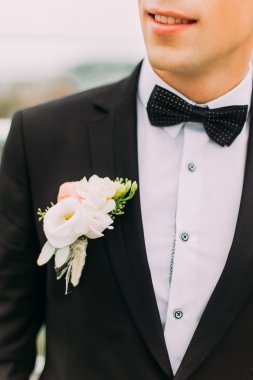 Bow-tie ve yaka ilik ile düğün gününde yakın çekim siyah ceket damat