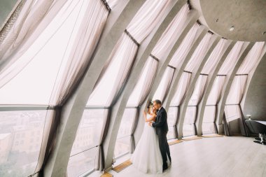 Arka planda lüks iç güzel gelin arkasından Muhteşem mutlu şık damat hugs