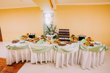 görüntü tabloların bir lüks düğün Salonu'nda ayarlama