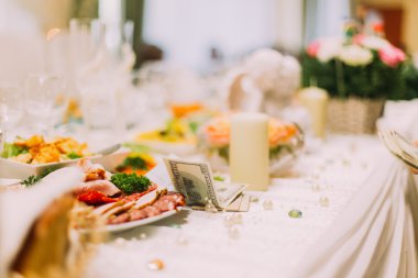 Düğünde yakın plan çekimde hediye olarak bir dolar.