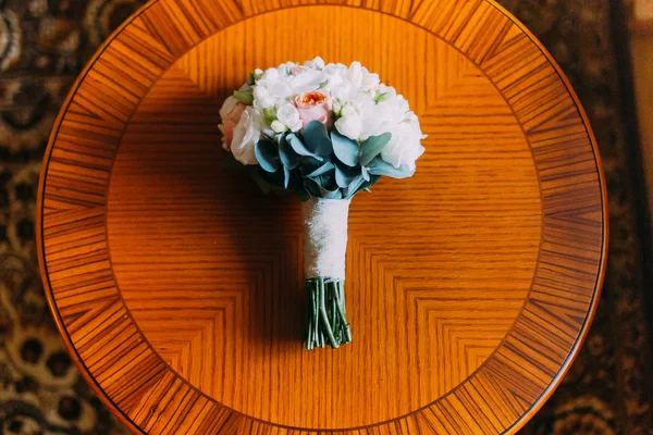 나무 테이블에 흰색과 오렌지 장미의 결혼식 꽃다발. 맨 위 보기 — 스톡 사진