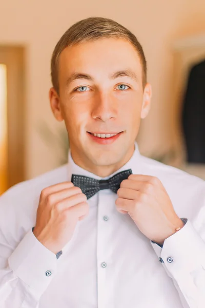 Elegan pemuda pria bisnis berpose memperbaiki dasi dada hitamnya — Stok Foto