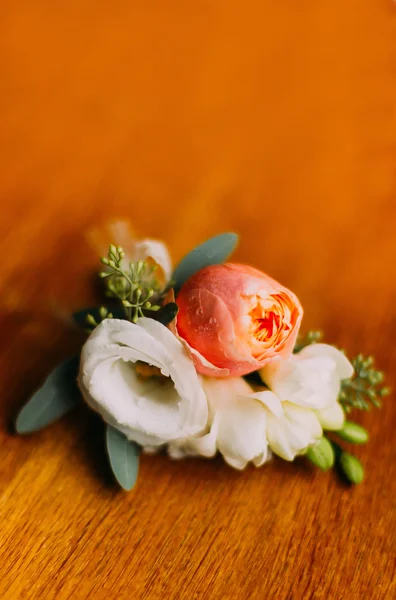 Hermoso arreglo floral sobre fondo de madera, boutonniere —  Fotos de Stock