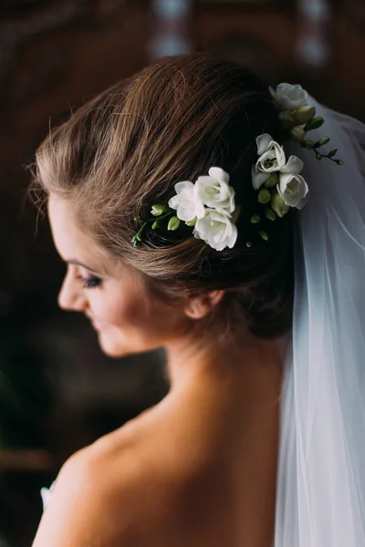 El peinado de boda de la novia, las decoraciones hermosas de flores en la cabeza . — Foto de Stock