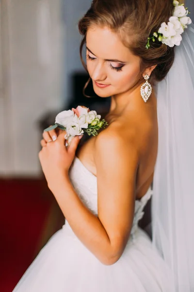 Belleza novia en vestido de novia con peinado y bouquet en el interior . — Foto de Stock