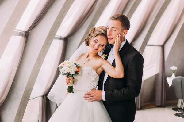 Güzel mutlu gelin yumuşak lüks iç arka plan onu damat yüzüne dokunur