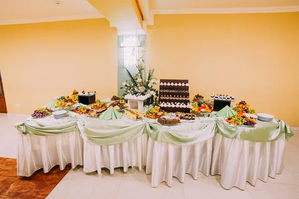 Image de tables installées dans une salle de mariage de luxe — Photo