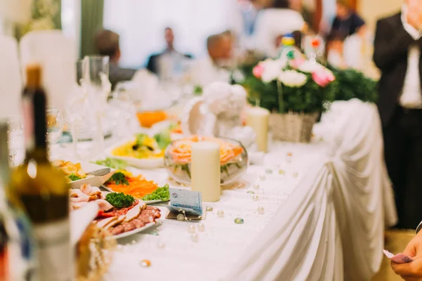 Contas como presente no casamento na mesa close-up — Fotografia de Stock