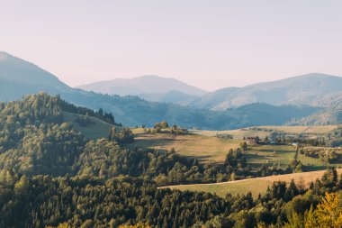 Güneşli bir gün, dağlarda güzel yaz peyzaj
