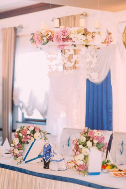 Güzel yemek veya başka bir catered olay için pembe güller ile dekore düğün masası