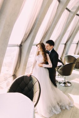 Sadece evli çift lüks restoran büyük pencereler yakınındaki kucaklayan