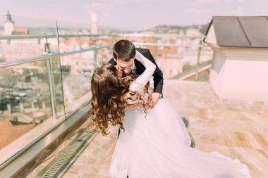 Güzel gelin ve damat çatı üstüne güneşli gün dans fotoğrafı