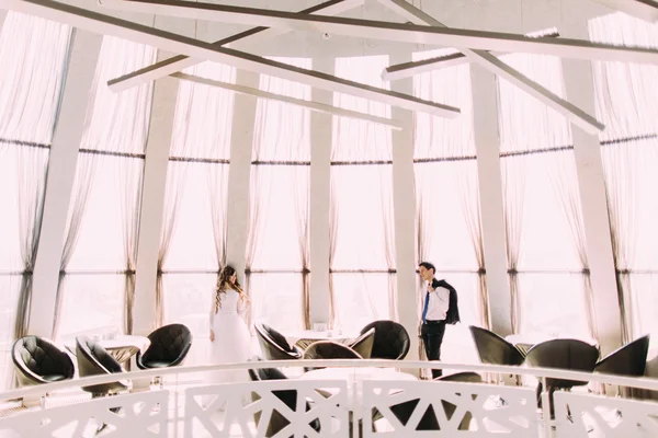 Mooie bruid en bruidegom in modern stijlvol interieur van het restaurant — Stockfoto