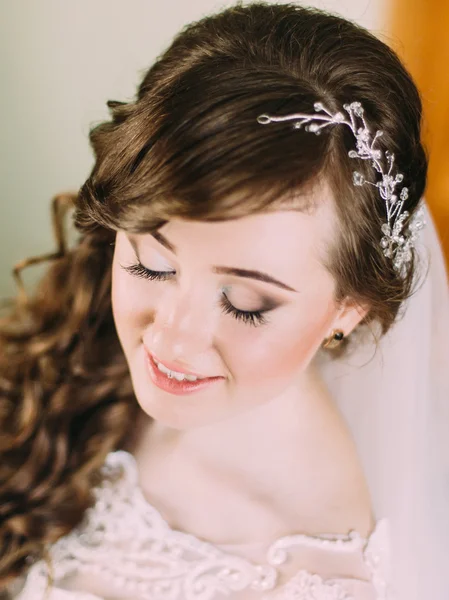 Portrait of a beautiful bride with bright makeup and curly hairstyle closing eyes — 스톡 사진