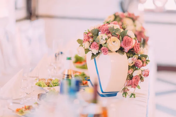 Mesa de boda decorada con rosas rosadas para cenar bien u otro evento abastecido —  Fotos de Stock