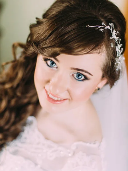 Портрет красивой невесты с ярким макияжем и кудрявой прической — стоковое фото