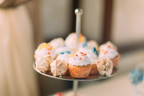 Cupcakes bonitos na camada na recepção do casamento — Fotografia de Stock