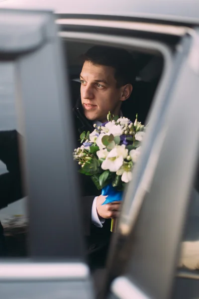 結婚式の車の花束とハンサムなスタイリッシュな新郎 — ストック写真